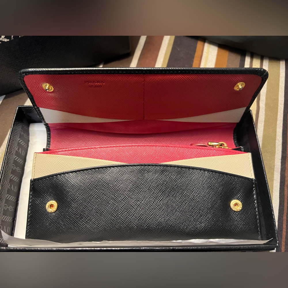 PRADA Tri color leather snap wallet w/COA box/tissue